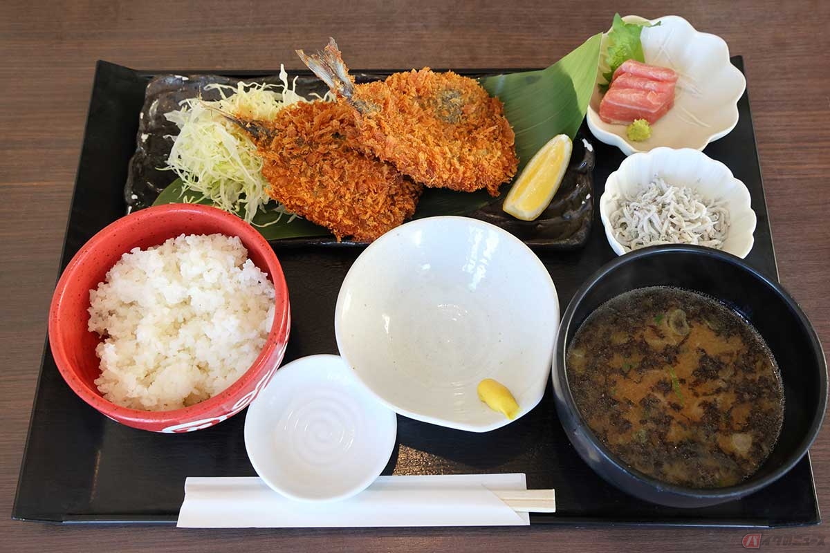 「座々丸（ざざまる）」の「アジフライ定食」は、まぐろの刺身と釜揚げしらすもセットでゴージャス