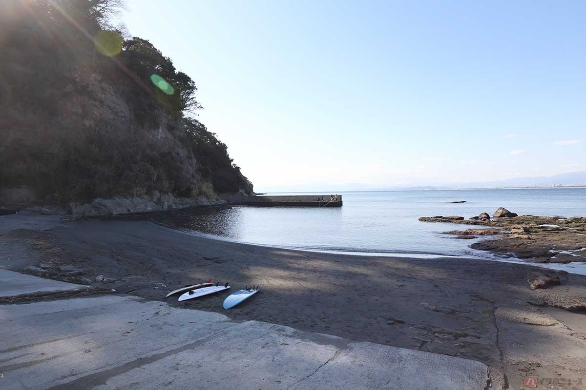 参道から小道を抜けると、地元の人くらいしか来ないという小さなビーチに出た。天気の良い日は富士山も見えるらしい