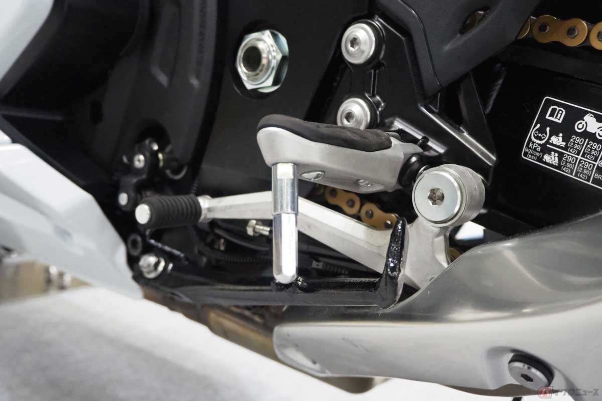 ステップの下に装備される「バンクセンサー」。写真はスズキ「Hayabusa」のステップ(左側)