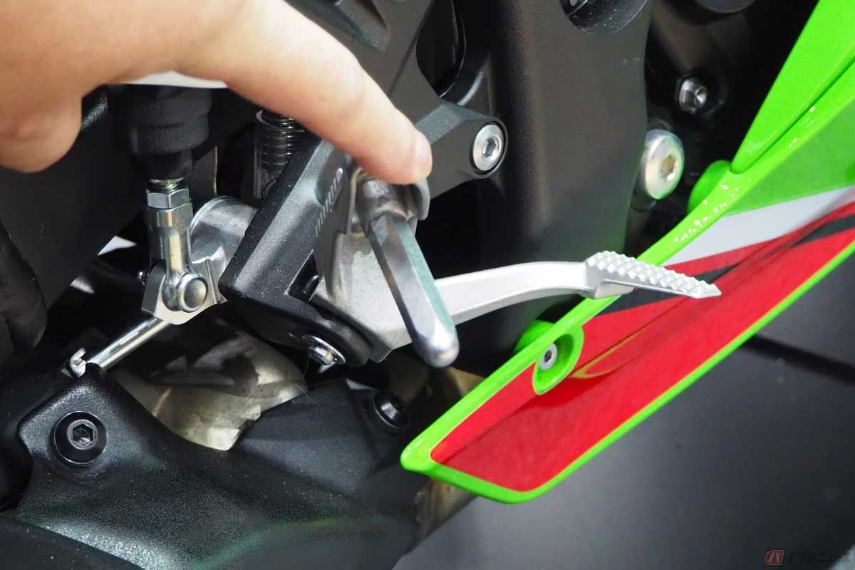可倒式のステップ（右側）。写真はカワサキ「Ninja ZX-10R」
