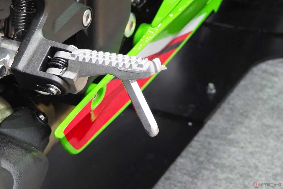 カワサキ「Ninja ZX-10R」のバンクセンサー。かなり長い