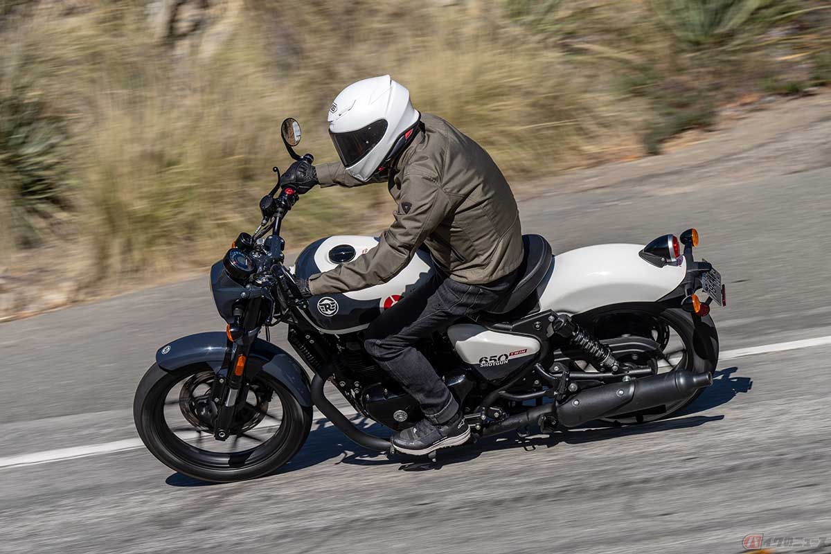 クルーザーモデルとプレットフォームを共有しているが、その走りはネイキッドバイクのように機敏で軽快。ワインディング走行も楽しむことが出来ます
