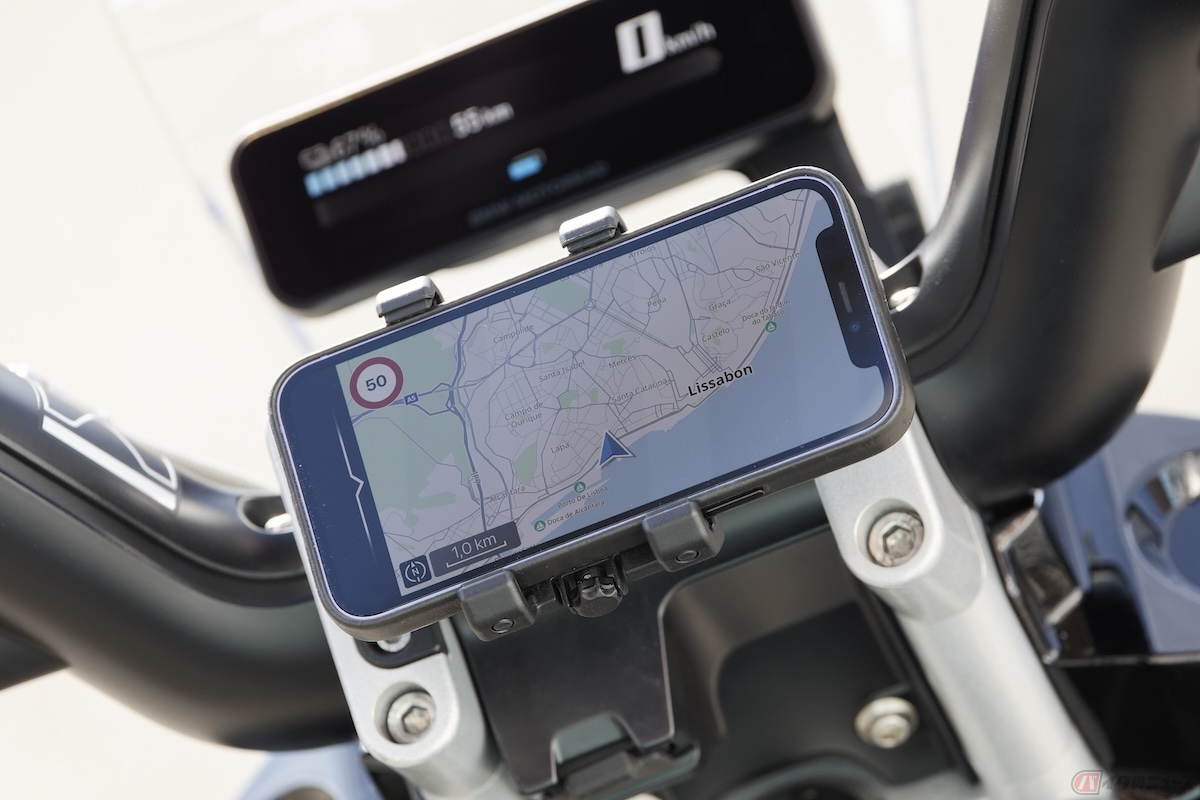 注目ポイントのひとつは、スマートフォンのBMW Motorrad Connected アプリでBluetooth接続ができ、ナビ機能などを使うことを前提にしている
