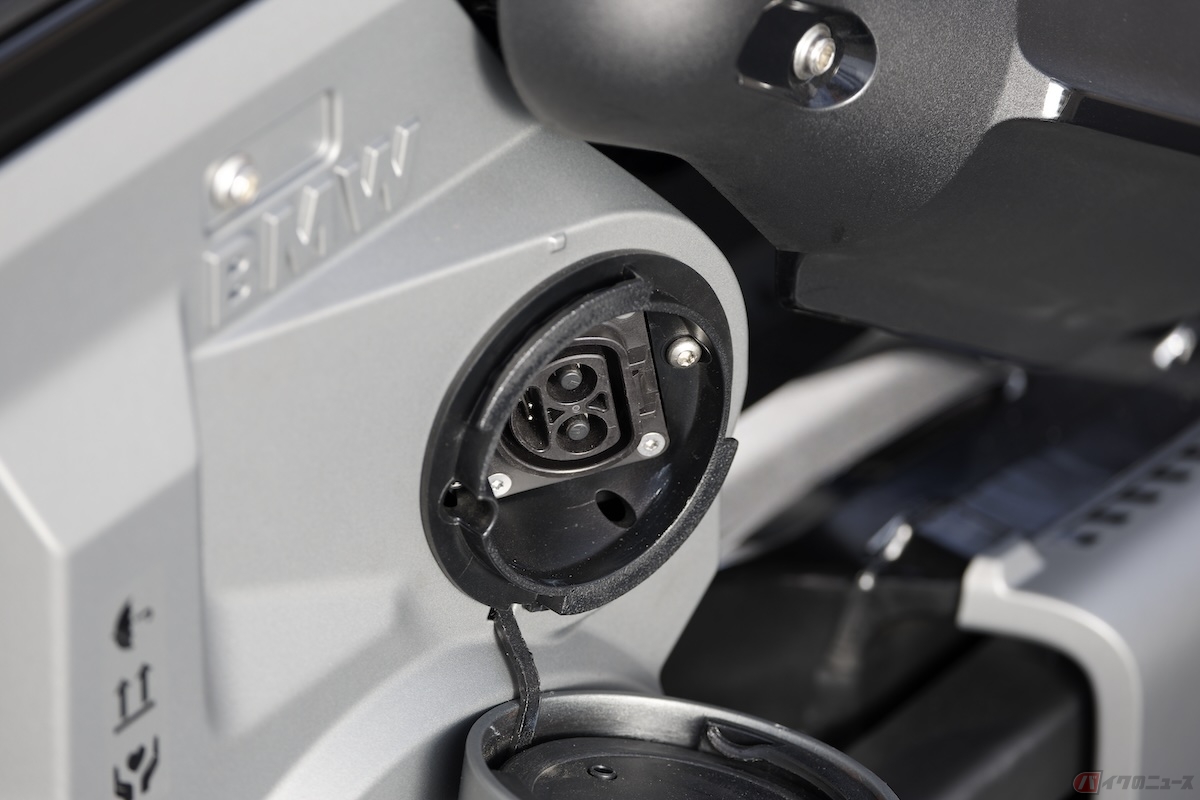 充電ポートは車体の左側にあり、保護キャップを外すとコネクターが姿を見せる
