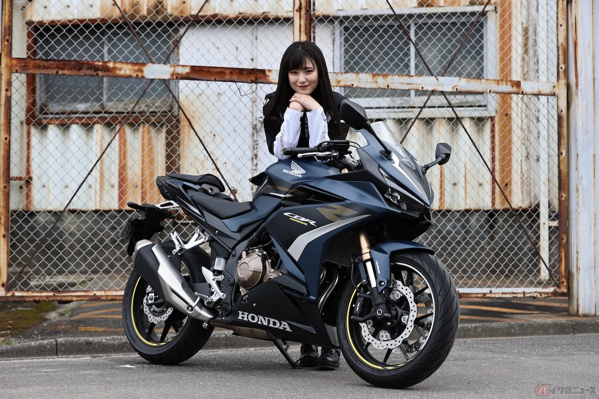 排気量400ccまでの本格的なバイクに乗ることができるのが「普通二輪免許」と「AT限定普通二輪免許」