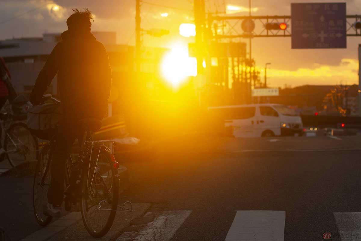 道交法で軽車両とされる自転車は、夜間に走行する際はライトを点灯しなければならない