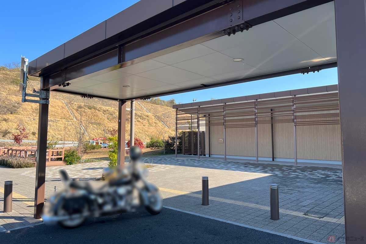 全体的に綺麗な施設。2輪専用の駐輪スペースには屋根も備わっている