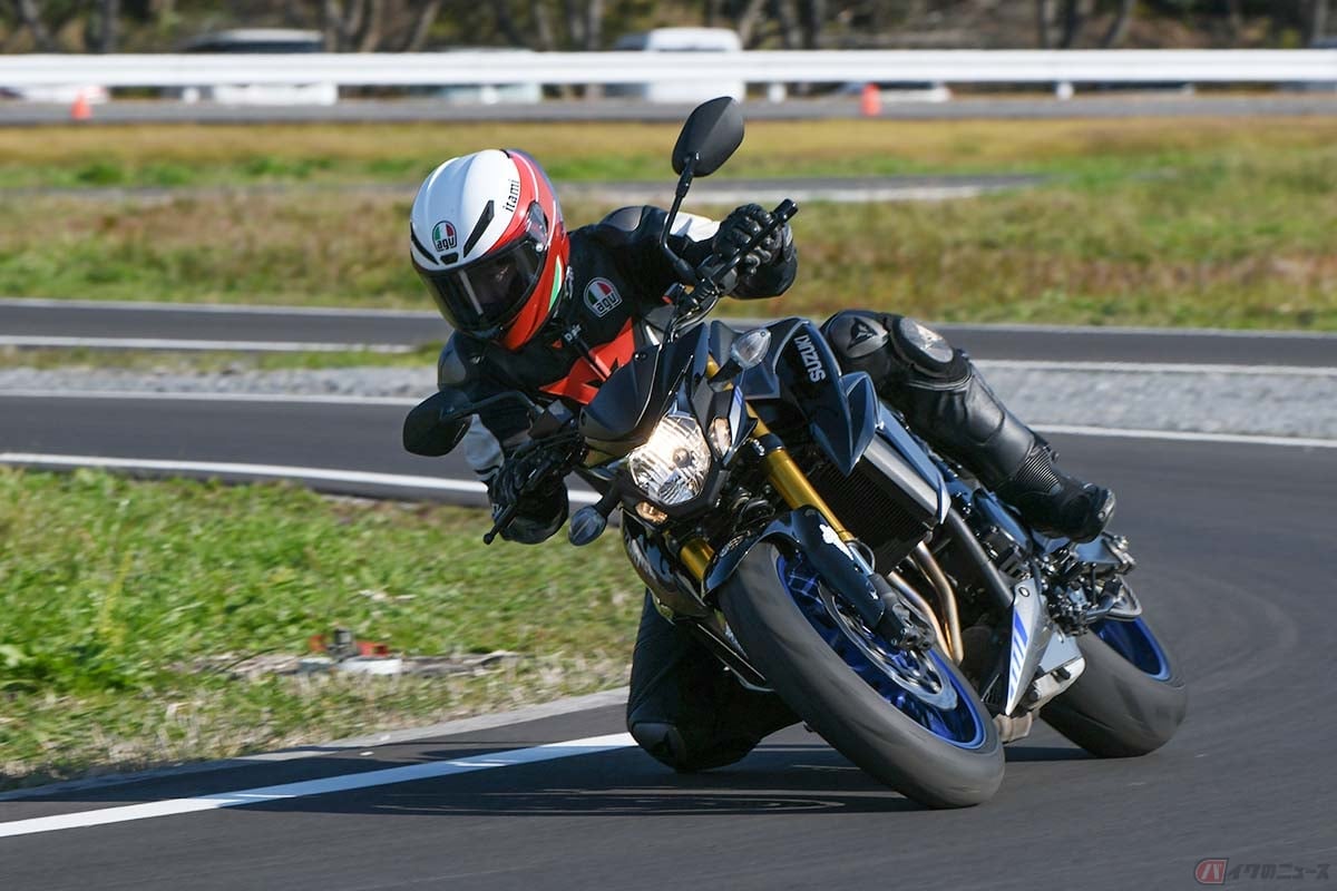 ミシュランの最新タイヤ「パワーGP2」を履いたスズキ「GSX-S750」に乗る筆者(伊丹孝之)