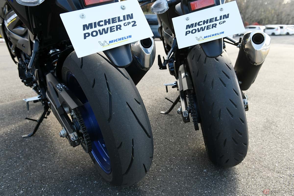 ミシュランの最新タイヤ「パワーGP2」と、従来製品「パワーGP」