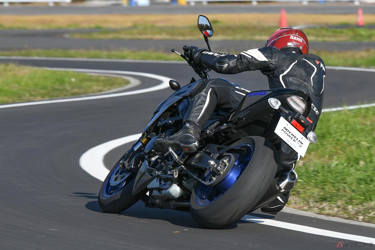 ミシュランの最新タイヤ「パワーGP2」を履いたスズキ「GSX-S750」に乗る筆者(伊丹孝之)。12月の路面温度の元でもパワーを余すところなく路面に伝えてくれました