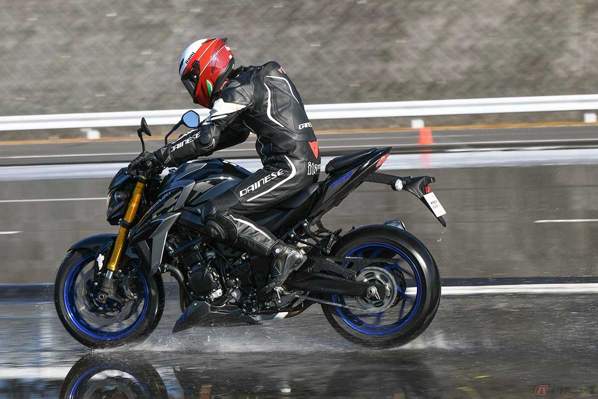 ミシュランの最新タイヤ「パワーGP2」を履いたスズキ「GSX-S750」に乗る筆者（伊丹孝之）。ウエット路面でも常識的な速度域なら十分な性能を発揮してくれます