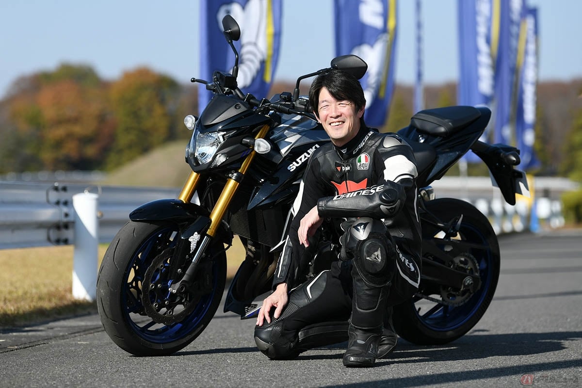 ミシュランの最新タイヤ「パワーGP2」を履いたスズキ「GSX-S750」と筆者(伊丹孝之)