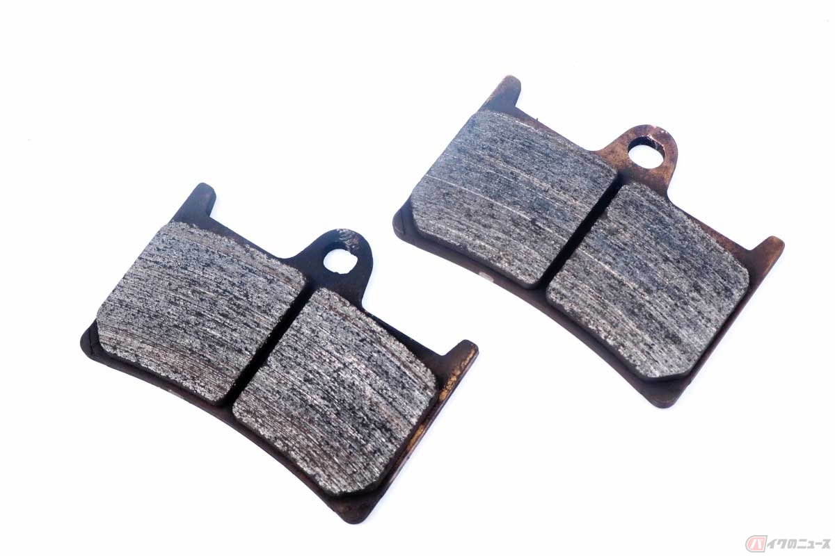 意外と気付かないのがブレーキパッドの消耗。減ると効きが悪くなるのは当然だが、完全にパッドが無くなるとディスクローターを傷つけたり、ブレーキがロックして転倒する危険も大きい