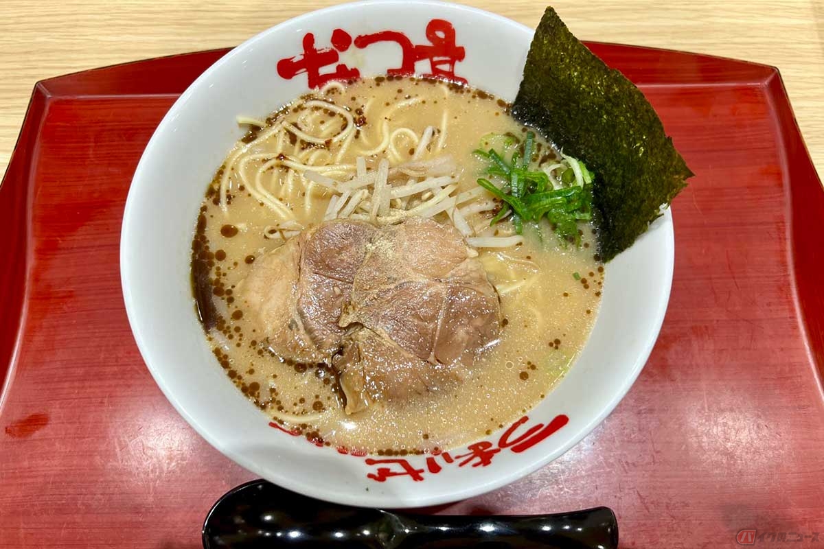 夜の圏央道「厚木PA」(内回り)で食した「なんつッ亭とんこつらーめん」(970円)は、豚骨の旨みと黒マー油の香ばしさが凝縮された、しつこすぎない濃厚さが良い