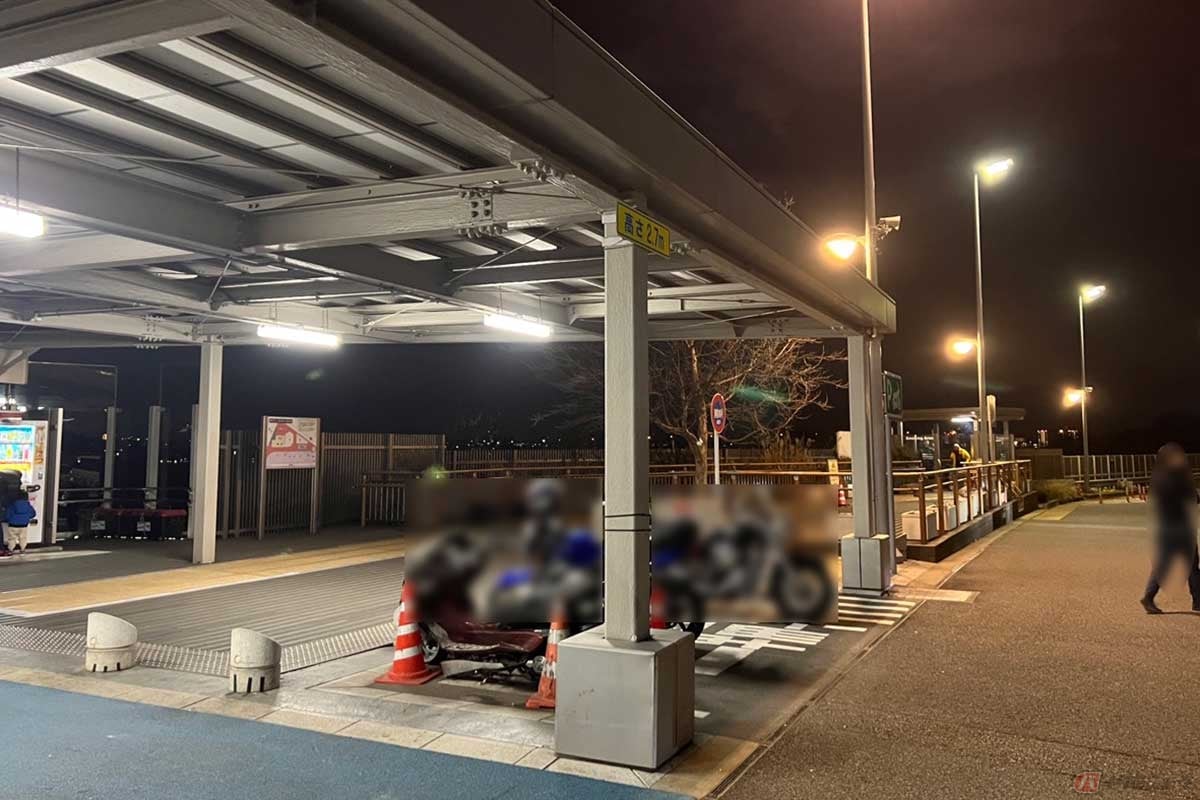 2輪専用の駐車スペースは、屋根が設置された場所以外にも確保されている