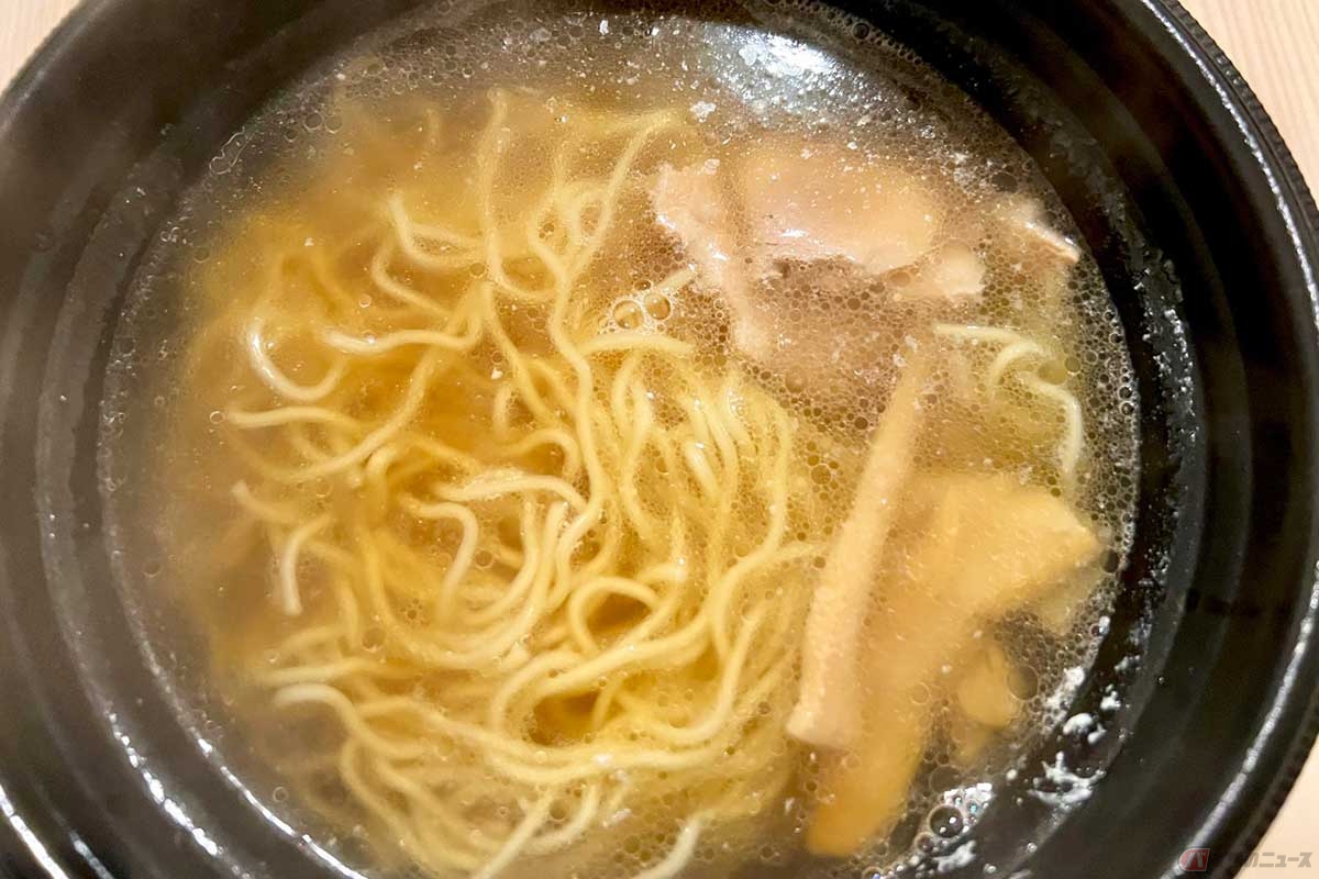 寂しい感じとなってしまった出来上がりの図。特徴は旨みが凝縮さた鶏ガラスープ。飽きのこない味だ