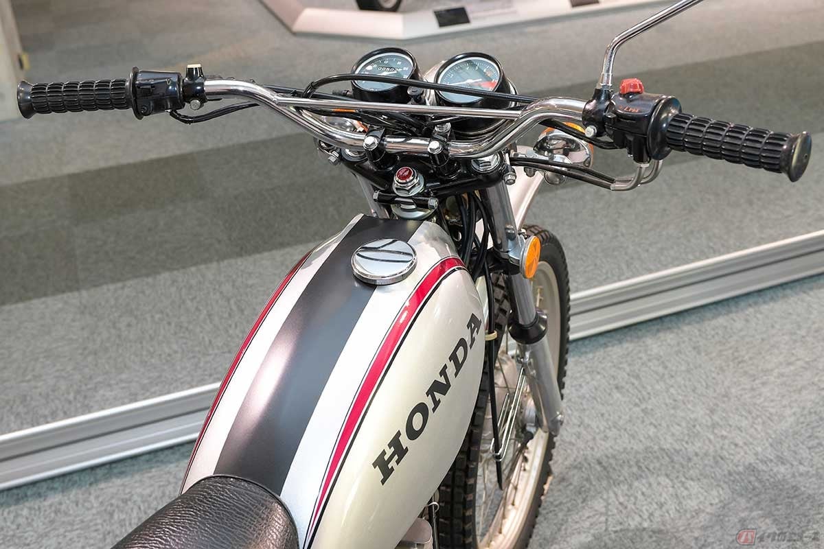 ライディングポジションを前後に動かしやすいスリムな車体。赤いストライプがタンクに映える