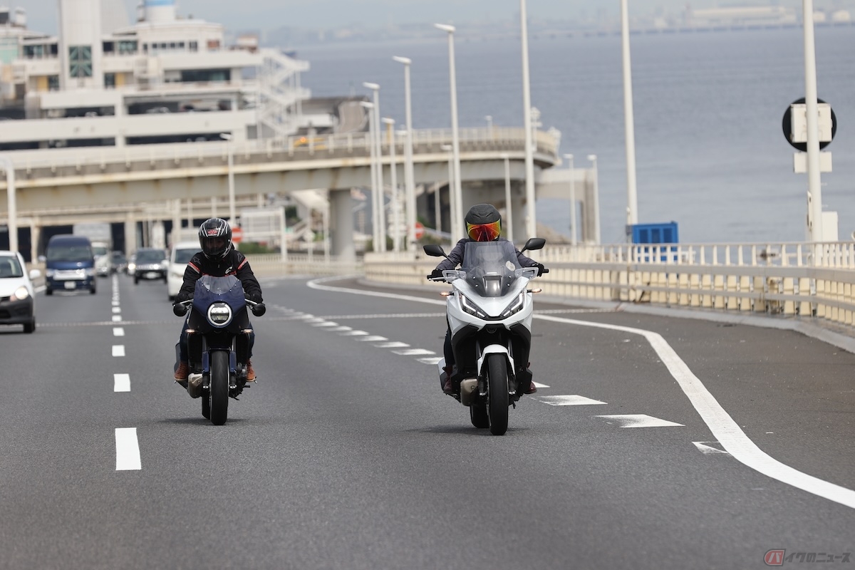速度が速いとあおられた際に車体をまっすぐ保つのが難しく危険性が増すことがあり、無理に加速はせず、ハンドルをしっかり握って速度を落として走行すると安心できる