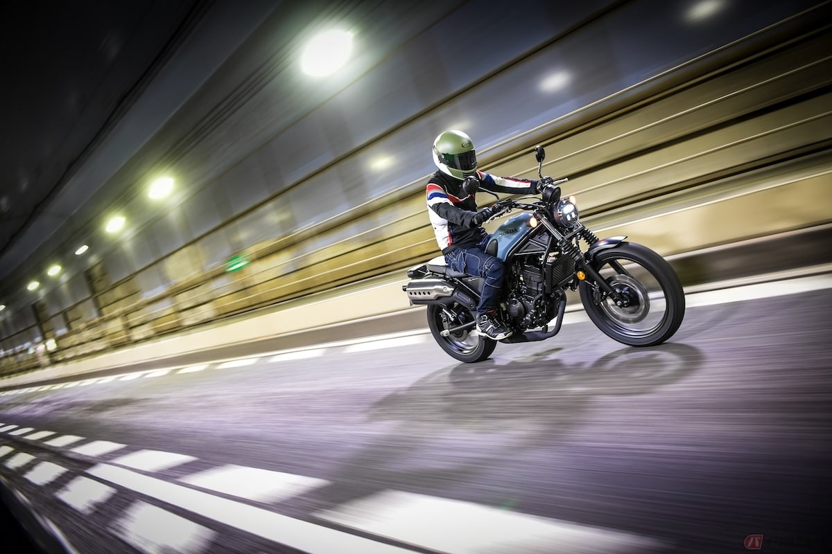 ニーグリップをするとバイクとの一体感が増してバランスがよくなり、重心移動がしやすくなる