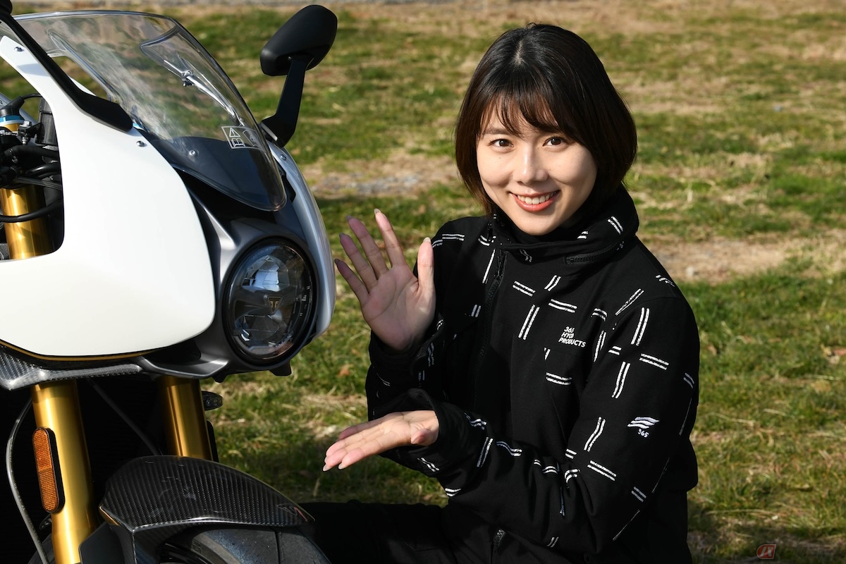 曲線的に覆われたロケットカウルにまん丸の大きなヘッドライトがさらに柔らかい印象を与えている