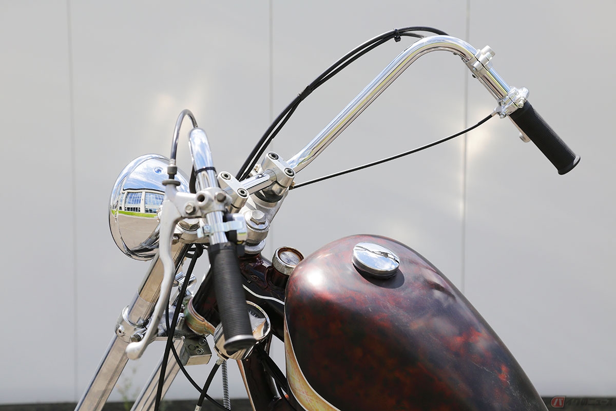 大きくアップして手前に引かれるのがプルバックハンドル。車体の印象を変えるだけでなく、リラックスしたライディングポジションも人気のポイン