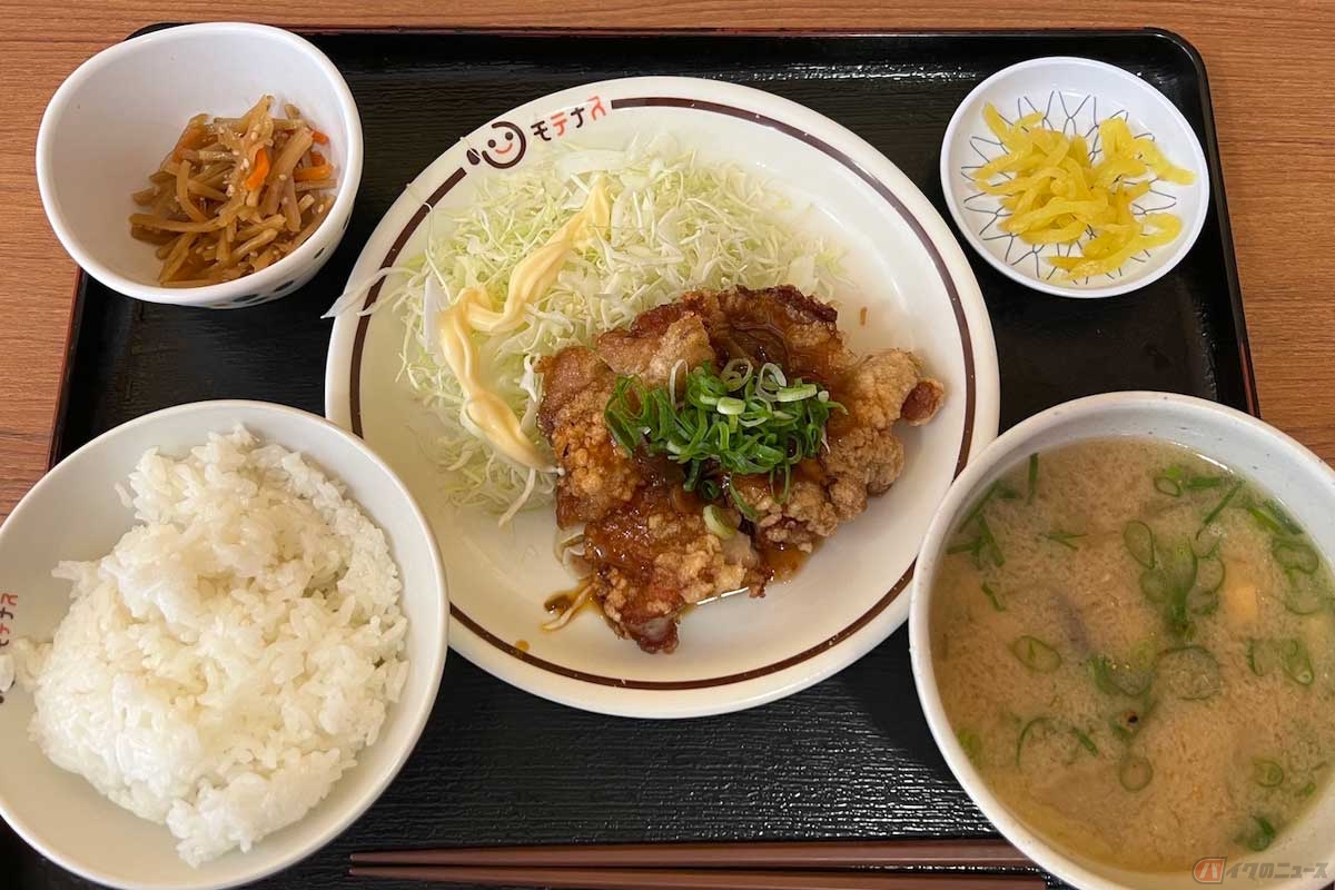 名神高速「草津PA」（上り）の「油淋鶏と豚汁の定食」（1080円）は、揚げた鶏もも肉に甘酢っぱさを効かせたタレをかけた油淋鶏と豚汁の組み合わせ。和定食のような趣だった