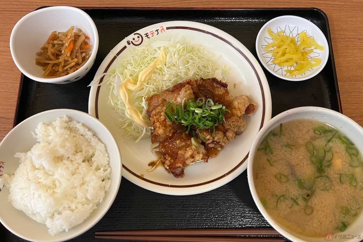 名神高速「草津PA」(上り)の「油淋鶏と豚汁の定食」(1080円)は、揚げた鶏もも肉に甘酢っぱさを効かせたタレをかけた油淋鶏と豚汁の組み合わせ。和定食のような趣だった