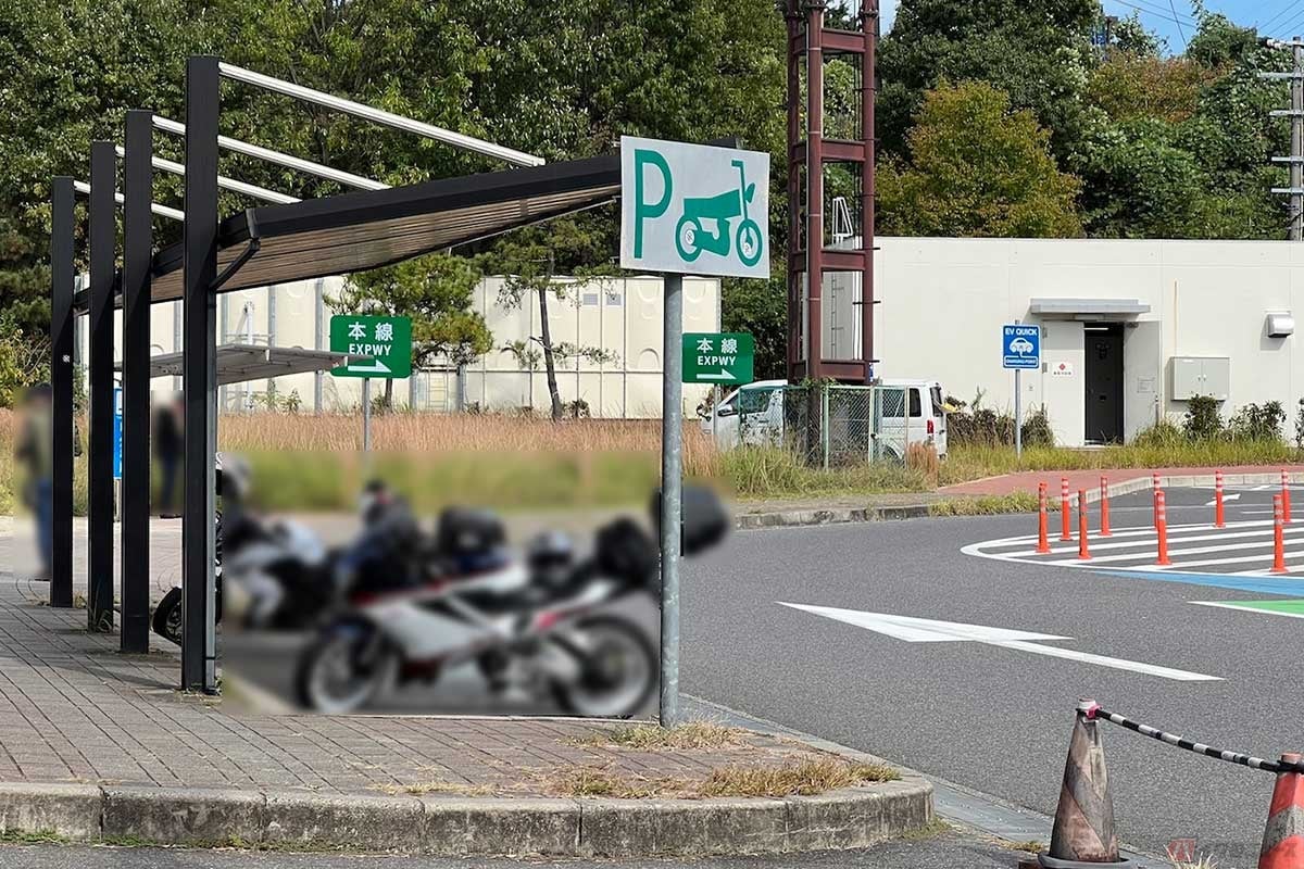 2輪専用に確保された駐車スペースには屋根まで設置されている