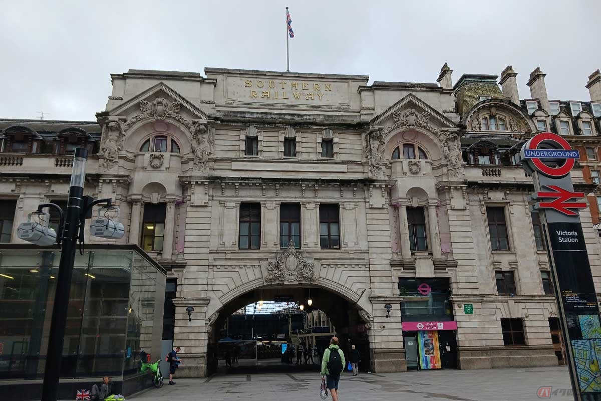 ここが駅だなんて信じられないほど風格ある建物。ビクトリア駅はロンドン屈指のターミナル駅。つまりとても大きい