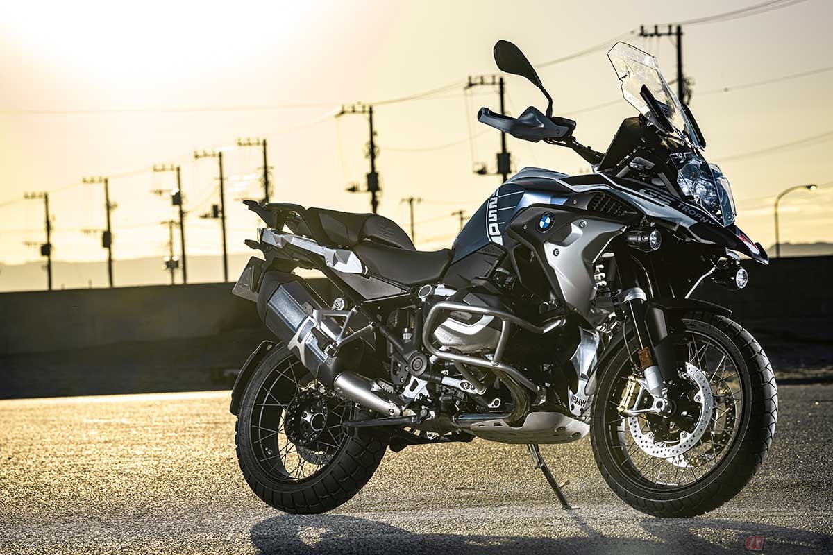 BMW Motorrad「R 1250 GS」のシートは2段階で高さ調整が可能。日本仕様ではローシート(800/820mm)が標準装備。写真は下段の800mmにセットした状態