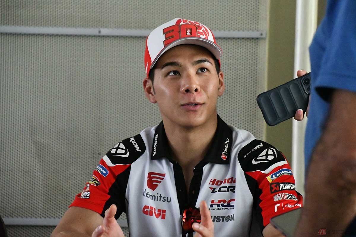 セパンで囲み取材に応じる中上選手。キャップのデザインは今季のもので、梅結びをモチーフにしている
