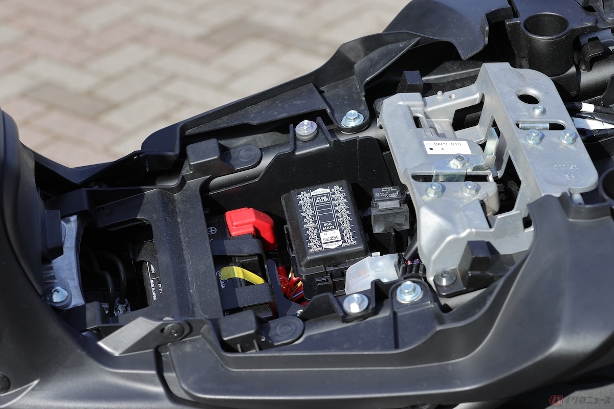 バッテリーは、盗難防止装置等がついている現代のバイクは、保管しているだけでも少しづつ電気を消費している