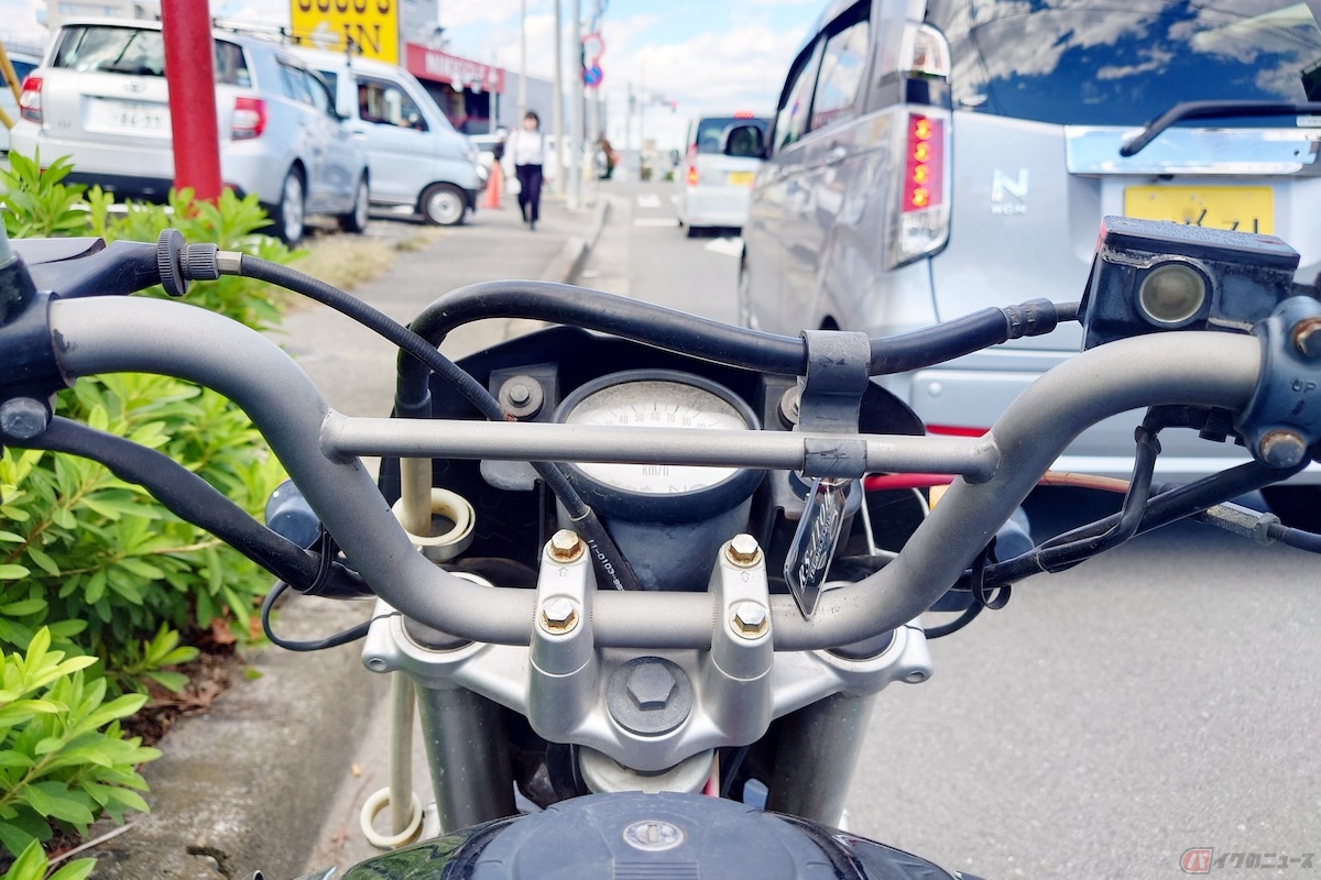 すり抜けは一見すると違反行為のように見えるものの、「すり抜けで警察に捕まった」という人をあまり聞かない