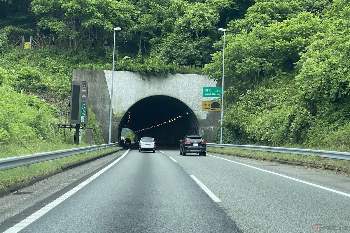 高速道路にある路側帯は、故障車両が一時的に停止したり、渋滞時に緊急車両が走行するためのエリア
