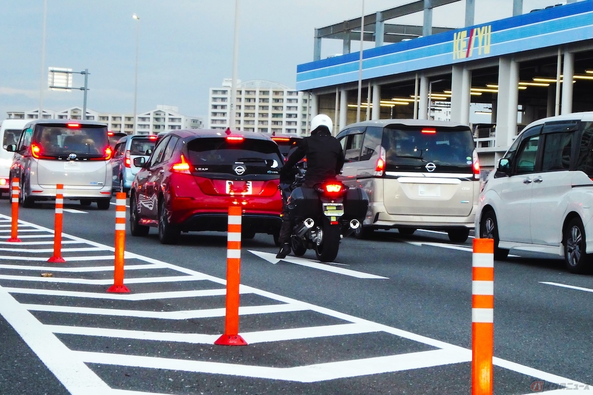 追い抜きは、進路を変えずに前のクルマの前方に出ることをいう