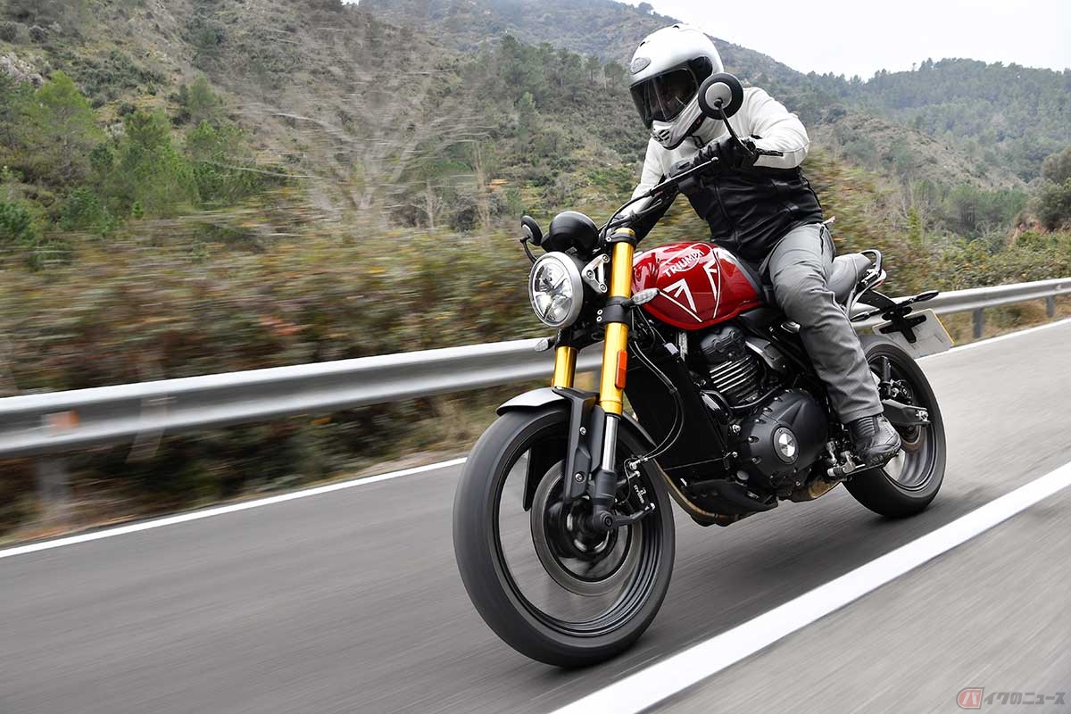 ワールドローンチが開催されたバレンシアで、トライアンフ新型「スピード400」に試乗する筆者（小川勤）。前後17インチホイールを装備し、ワインディングロードではかなりの速さも披露してくれました