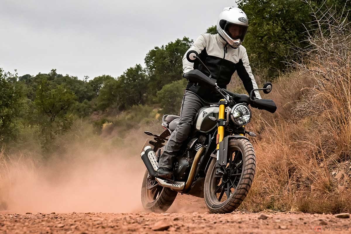 フロント19インチホイールを装備するトライアンフ新型「スクランブラー400X」は、ワインディングからダートまで、おおらかな乗り味で楽しませてくれました