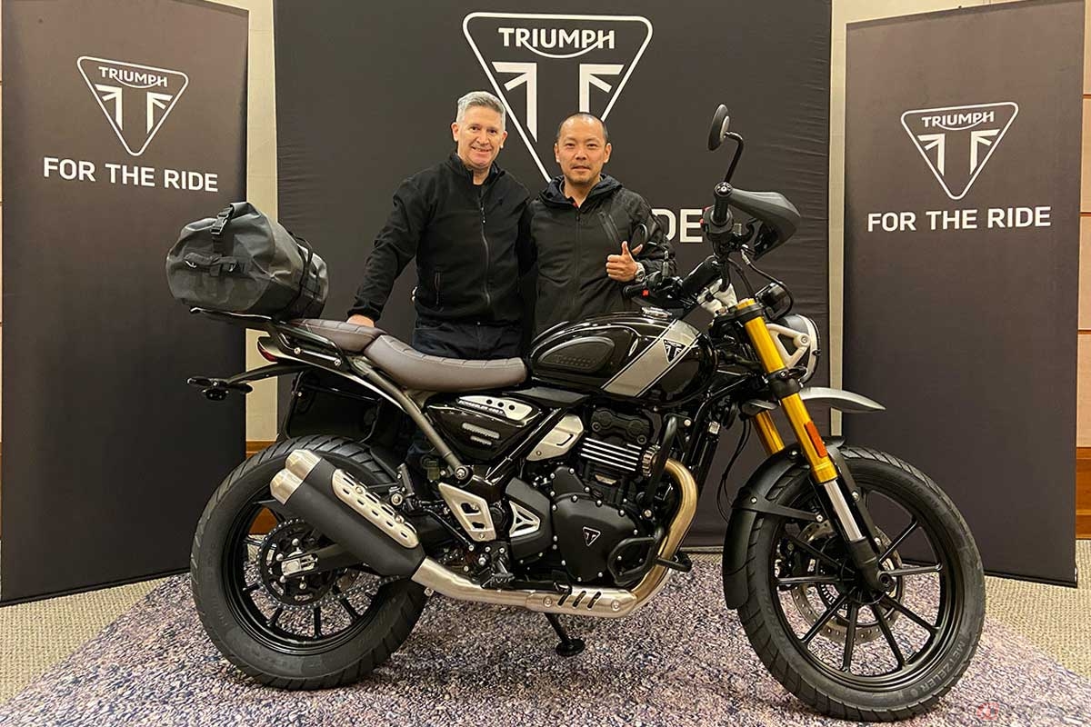 トライアンフのチーフ・プロダクト・オフィサーのスティーブ・サージェントさん（左）と筆者（右／小川勤）