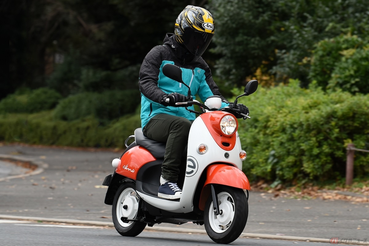 ヤマハのE-Vinoはフル充電で約32km(30km/h 定地走行テスト値〈標準モード〉)走行可能