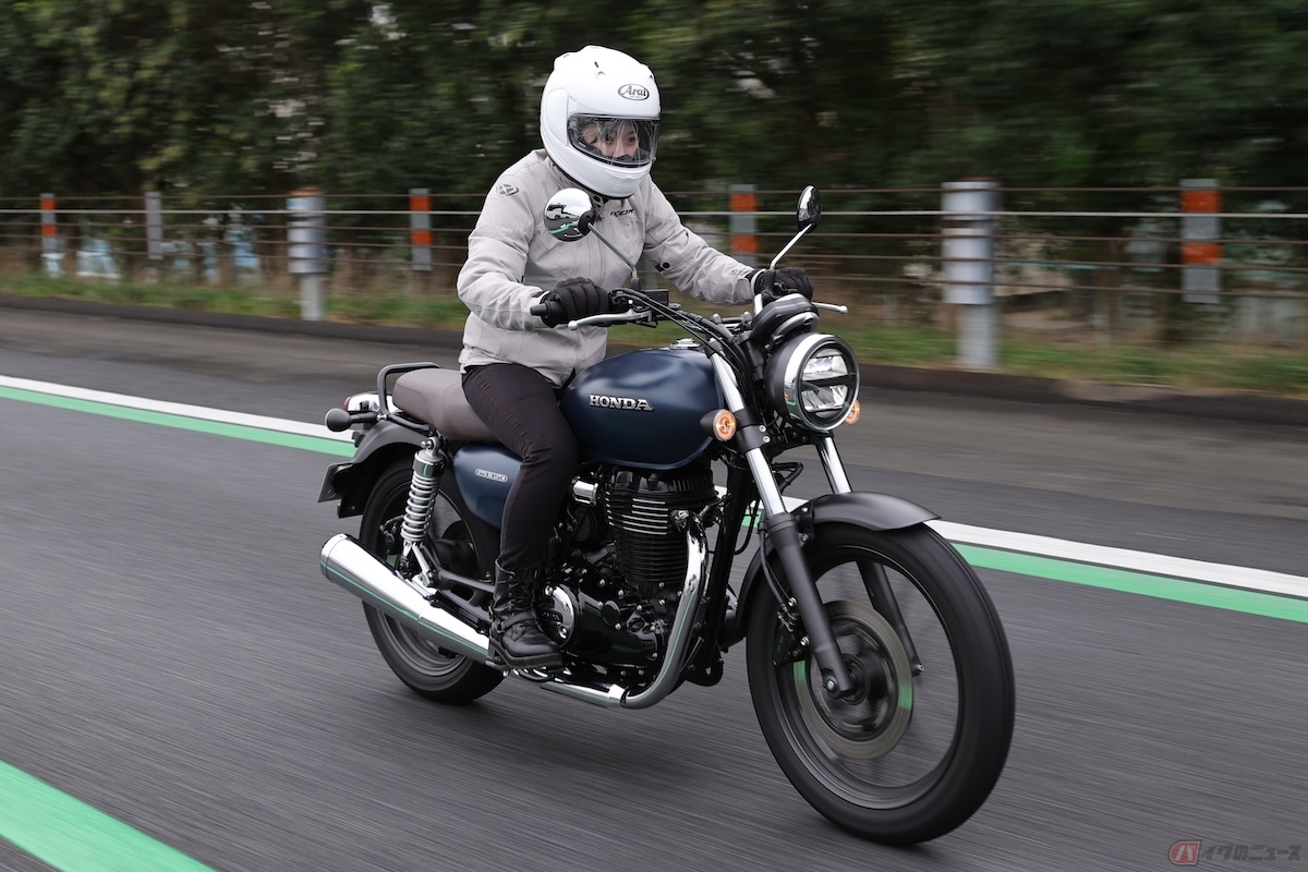 緑色の線は「車線キープグリーンライン」という名称で、法令上の意味はなくNEXCO東日本が独自に設置したラインです