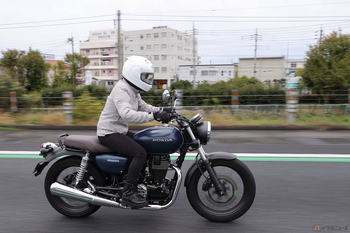 車線キープグリーンラインは、渋滞予防と逆走対策を目的として設置されている