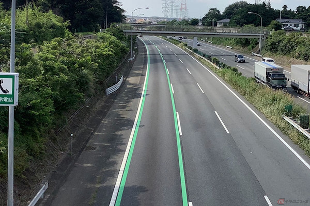 緑のラインは東松山ICの合流地点のすぐ手前から現れ、本線上に約4kmにわたって延々と続く