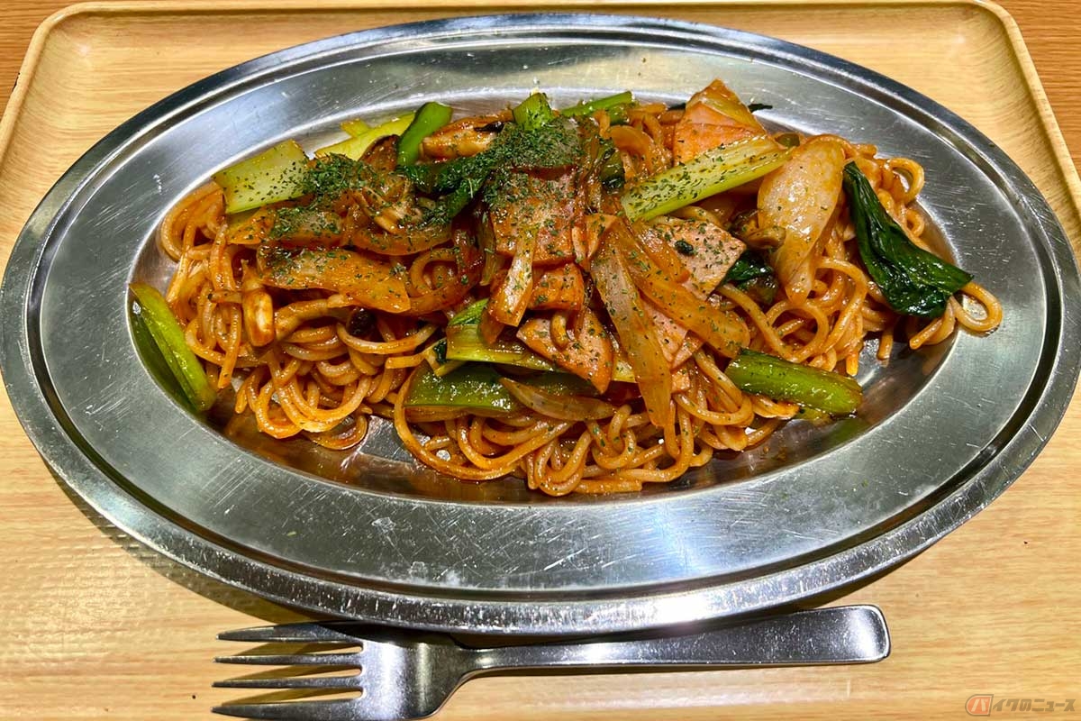関越道「pasar三芳」（上り）でいただく「野菜たっぷりナポリタン」（1100円）は、太麺で具材も多く食べ応え抜群。レトロなステンレス製のプレートが良い雰囲気