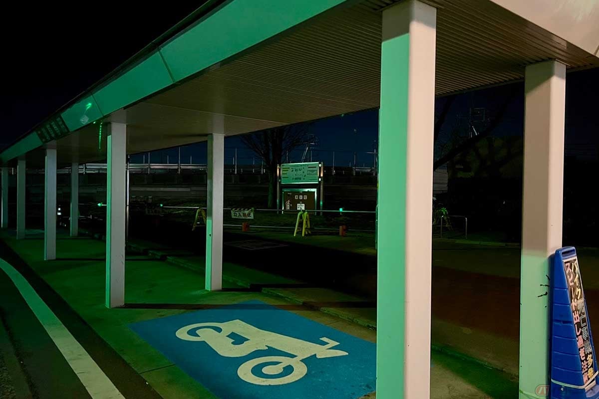 夜は電飾が美しい「pasar三芳」。屋根付きの2輪専用の駐車スペースは広めに確保されている