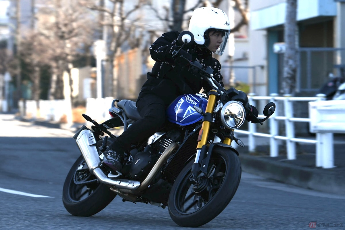 コーナリングは、運転姿勢が楽で体に余計な力が入りにくいからこそ、思っている以上に車体を倒せる