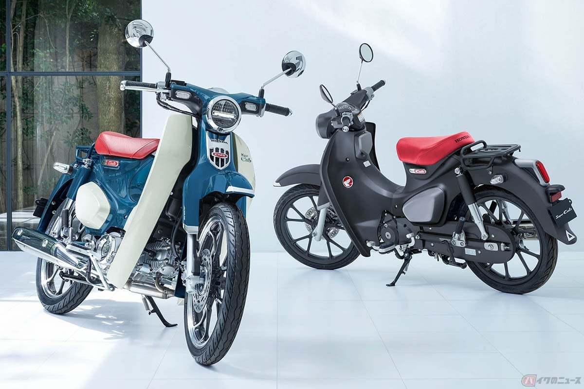 ホンダ「スーパーカブC125」2024年モデル。左から新色のパールボスポラスブルー、継続色のマットアクシスグレーメタリック