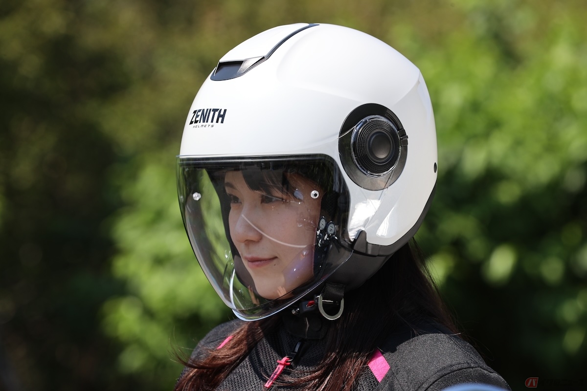 中型、大型のバイクでも安心して使用できるのがジェットヘルメット