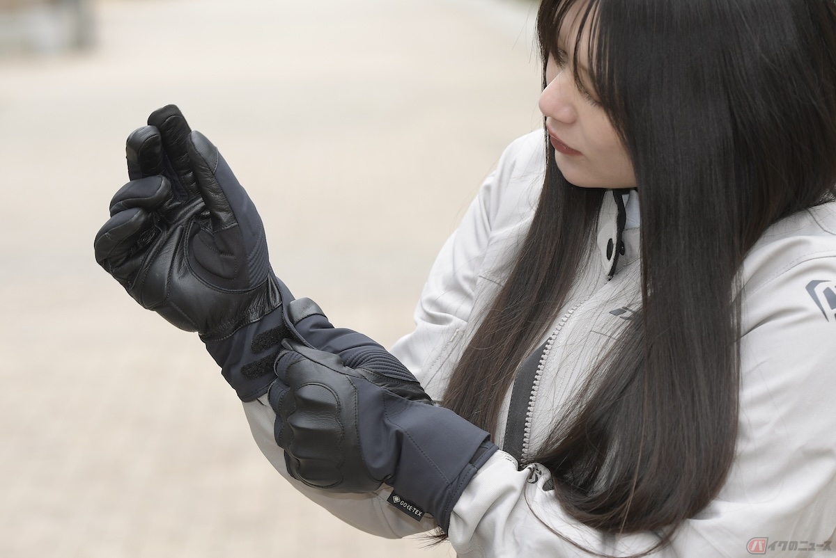 手首〜腕にかけてしっかり覆ってくれるから、ライディング時の風の侵入を防いでくれる機能性があった