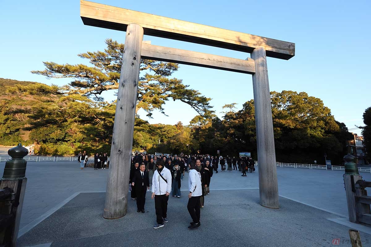 早朝から「飛天双◯能（ひてんふたわのう）」に出演する能楽師の先生方と伊勢神宮の正式参拝へ。内宮の正宮、普段は入れない聖域で参拝