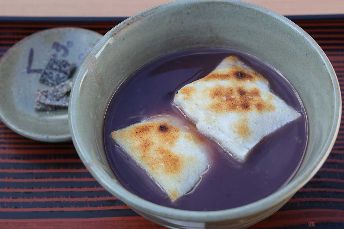 「おかげ横丁」の「団五郎茶屋」でいただいた「赤福ぜんざい」。上品な甘さと焼きたての餅が美味しい